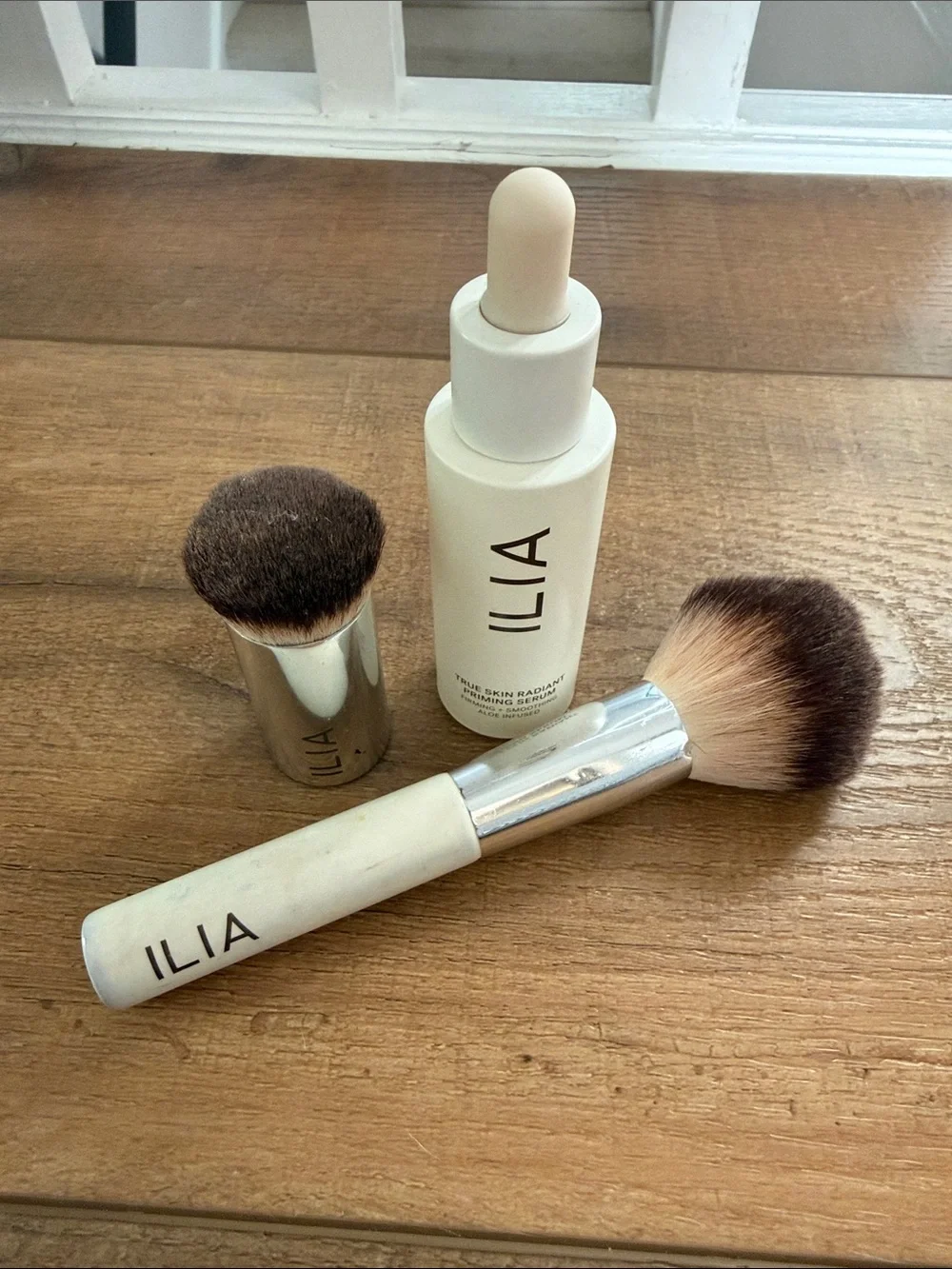 ILIA Beauty Makeup Set – True Skin Priming Serum + 2 Brushes